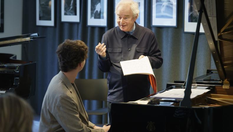 Sir András Schiff opettaa Maximilian Fagerlundia. Kuva: Riku Isohella