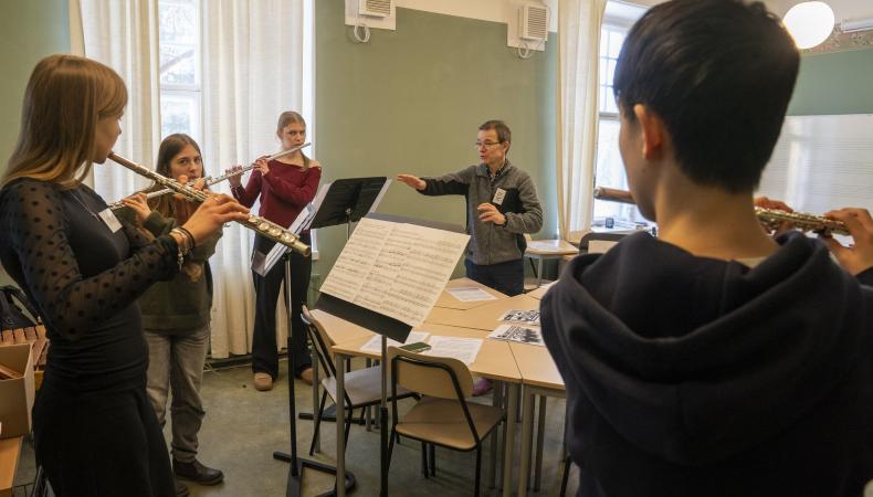 Petri Alanko ohjaa Puupuhallinakatemian huiluryhmää