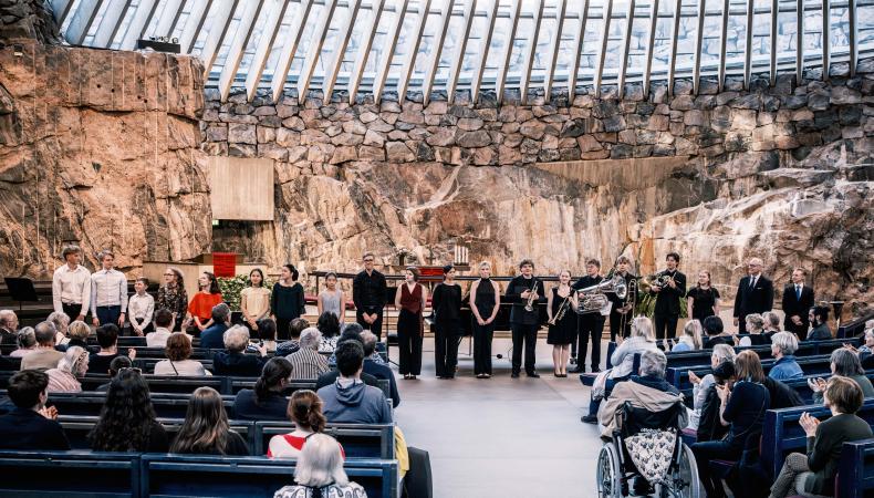 Soitinakatemialaisia konsertin loppukiitoksissa.