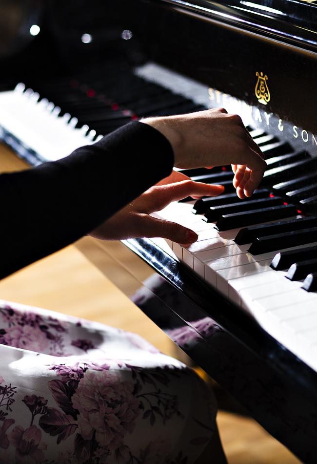 Oppilas soittaa pianoa.