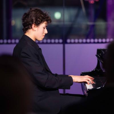 Pianist Maximilian Fagerlund performs. Photo: Jani Telatie