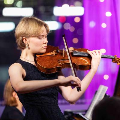 Viola player Martta Kunnola performs. Photo: Jani Telatie