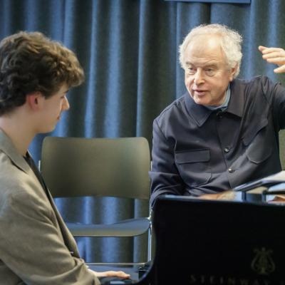 Sir András Schiff opettaa Maximilian Fagerlundia. Kuva: Riku Isohella