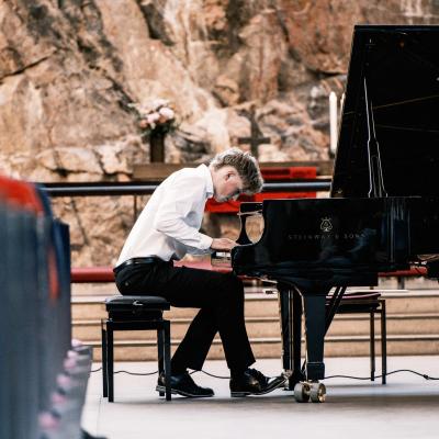 Väinö Viljanen soittaa pianoa.