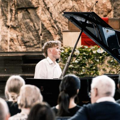 Väinö Viljanen soittaa pianoa.