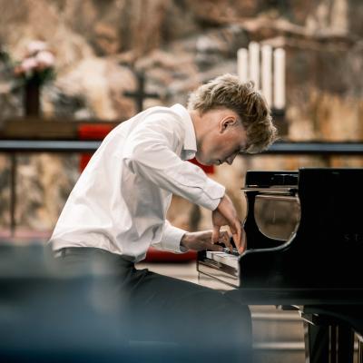 Väinö Viljanen soittaa pianoa.